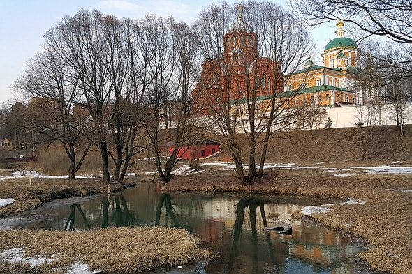 прихотлтво извивается речушка пажа