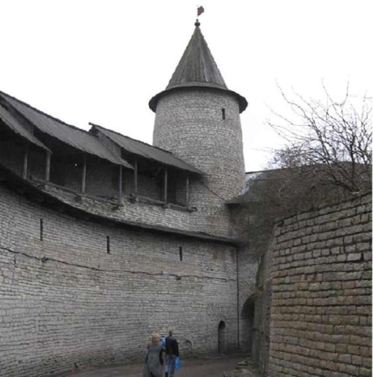 Псково Печерский монастырь и его достопримечательность - 2-ярусная каменная звонница