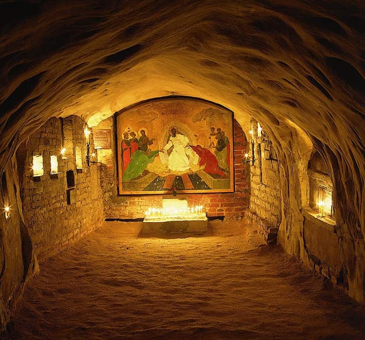 Псково Печерский монастырь и его достопримечательность - Богом зданные пещеры