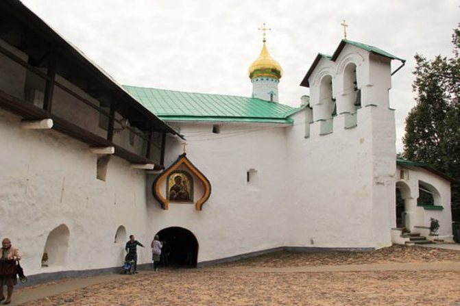 Псково Печерский монастырь и его достопримечательность - Никольский храм