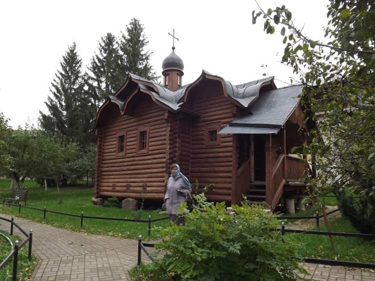 Псково Печерский монастырь и его достопримечательность - Святая гора. там стоит церковь похожа на избу
