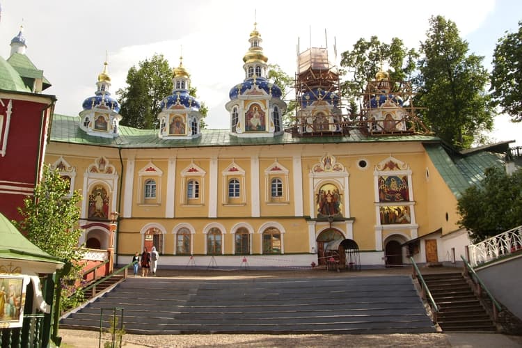 Псково Печерский монастырь и его достопримечательность - Успенский храм