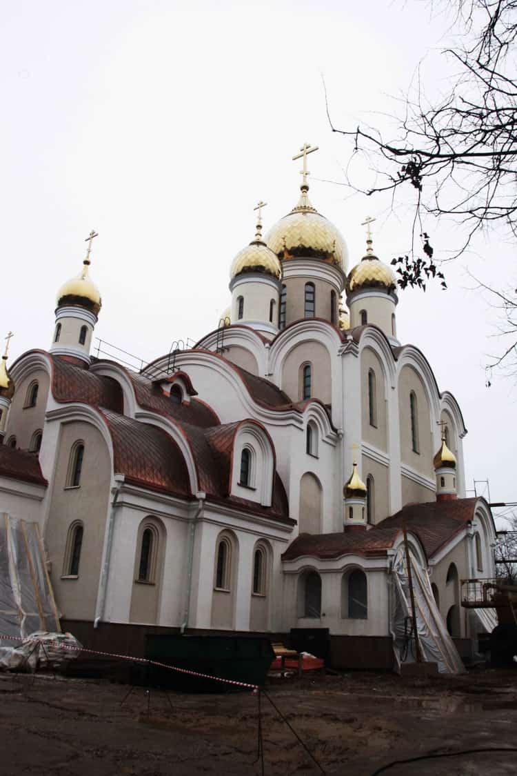Работы в храме Матроны Московской на ул Софьи Ковалевской вели в любое время года