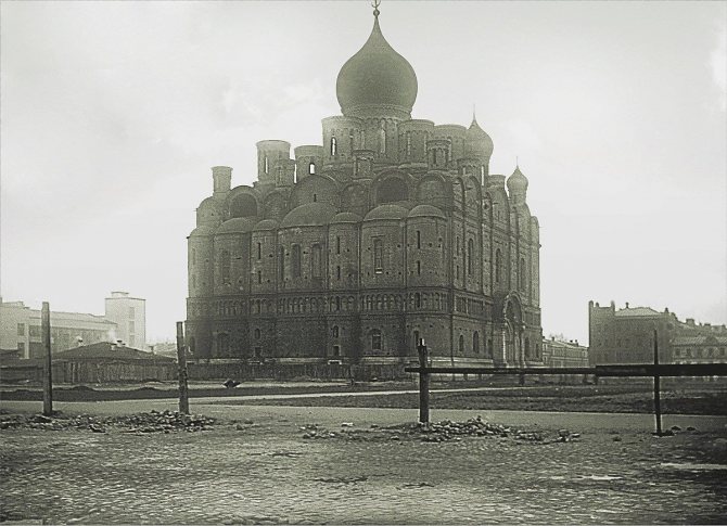 Разрушенный Александро-Невский собор в Москве