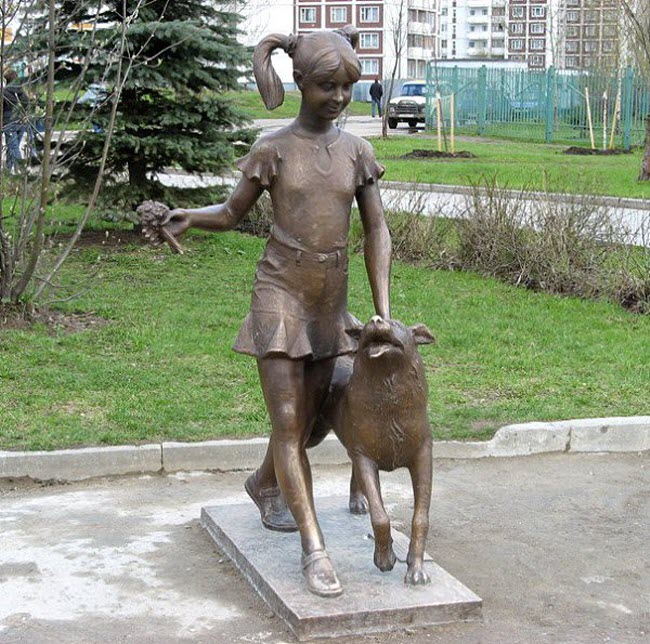 Скульптура девочки с собакой