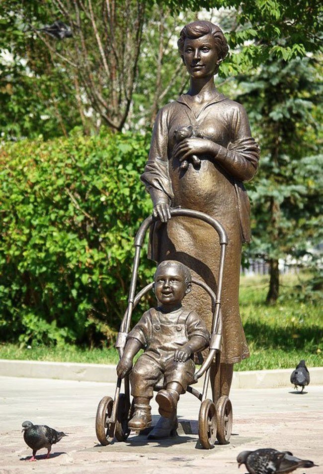 Скульптура мамы с ребенком