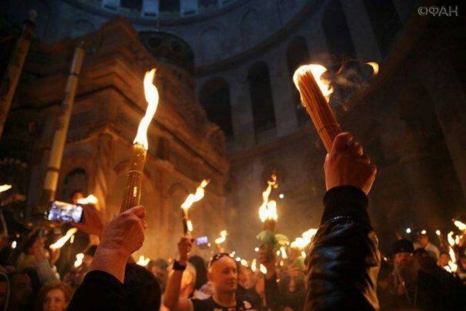 Согласно поверью, в первые минуты Благодатный огонь почти не жжется