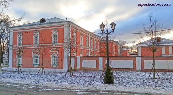 Современные постройки на территории Донского монастыря в Москве