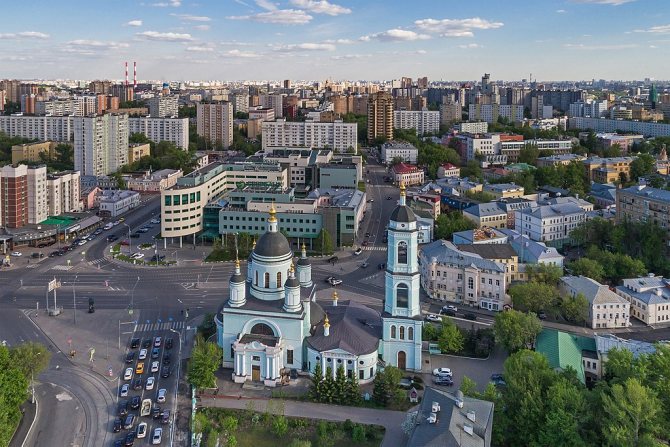 Современный вид бывшей Рогожской (Ямской) слободы с воздуха. На переднем плане — храм Сергия Радонежского. Храм преподобного Сергия считался слободским храмом Рогожской (Ямской) слободы