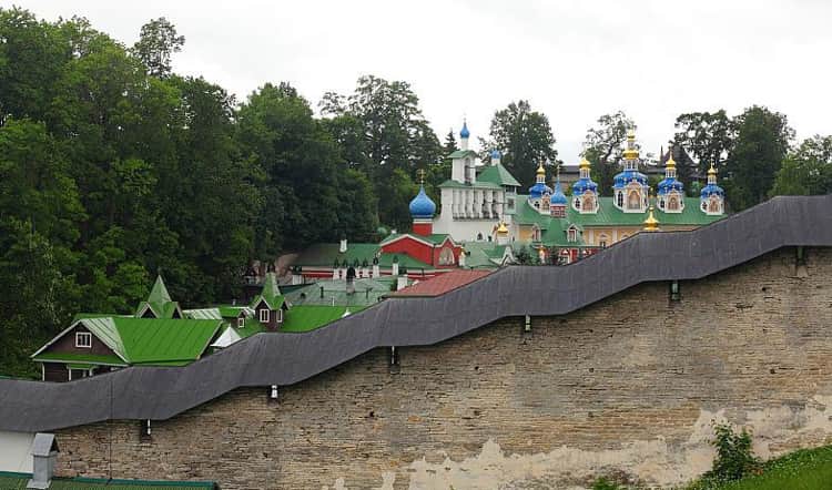 Стены и башни крепости защищали Псково Печерский монастырь