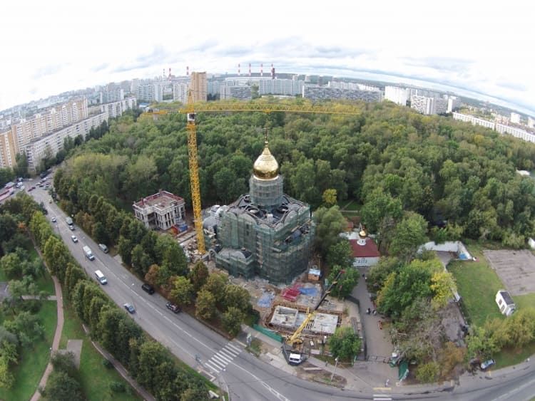 Строительство храма Матроны Московской на ул Софьи Ковалевской вели достаточно быстро