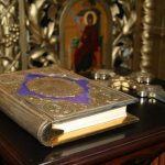 Священное писание на алтаре для совершения таинства исповеди