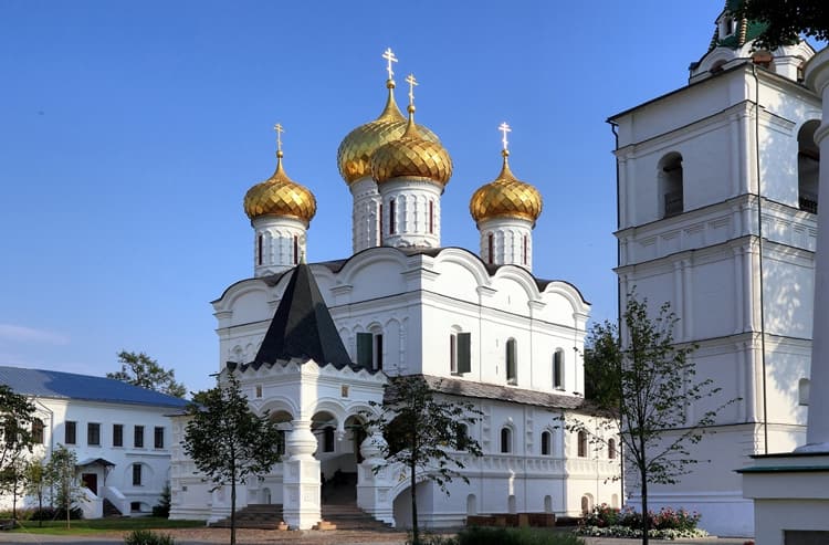 Свято-Троицкий Ипатьевский монастырь — мужской монастырь в западной части Костромы