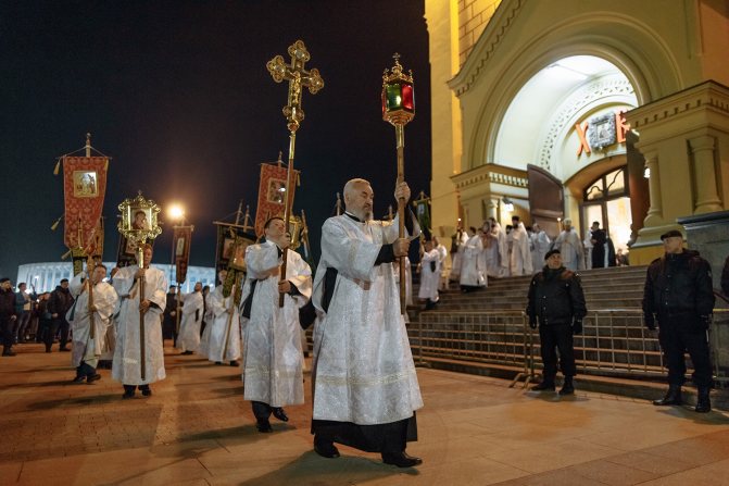 Торжественный крестный ход в Пасхальную ночь