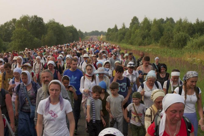 Традиционный Иринарховский крестный ход в честь Сергия Радонежского и святого Иринарха Затворника, в котором принимают участие и сестры Аносиной пустыни