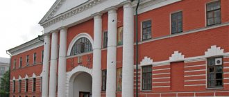 Вход в Крестовоздвиженский собор Богородицкого монастыря, Казань