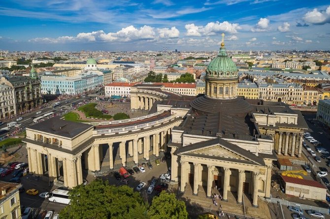 Вид сверху на Казанский собор в Питере