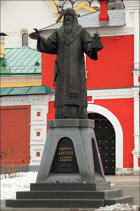 Зачатьевский монастырь, памятник святителю Алексию Московскому