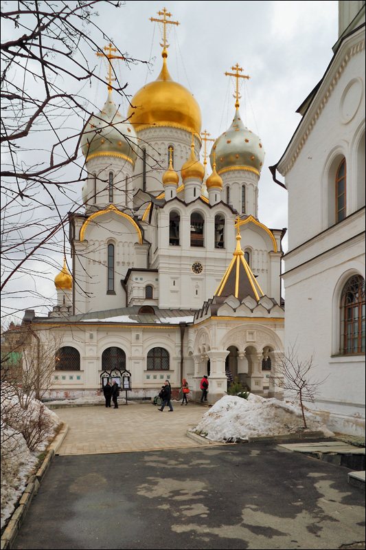 Зачатьевский монастырь, собор Рождества Пресвятой Богородицы и Богадельня