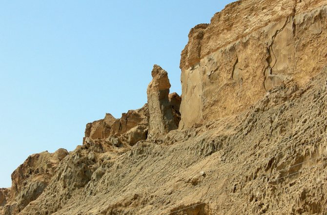 «Жена Лота» на горе Содом. На склонах горы Содом стоит несколько образований из каменной соли, которым предание приписывает их происхождение от превращённой в камень жены Лота