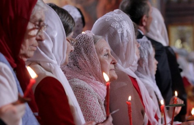 женщины в церкви в платке и юбке