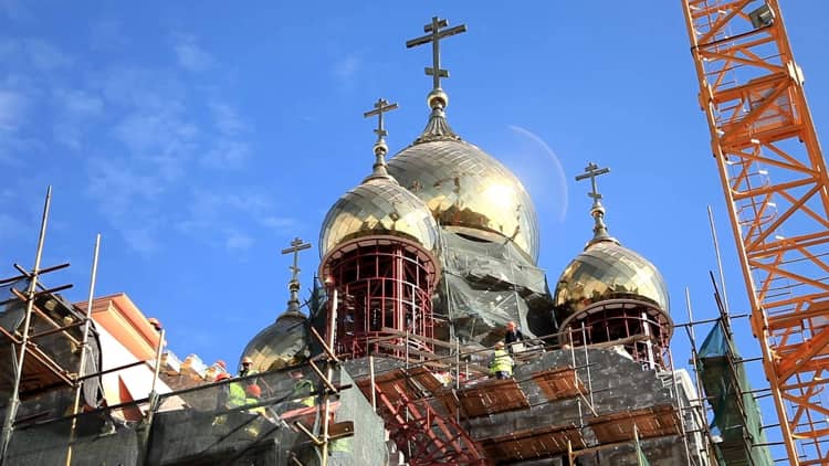 Золотые блики верхушки церкви Матроны Московской на ул Софьи Ковалевской